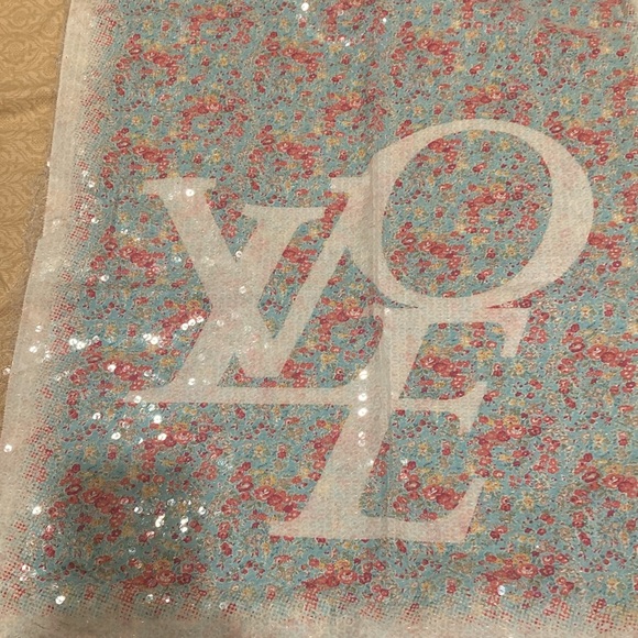 Louis Vuitton Limited Edition Sequin  Stole - Picture 15 of 15